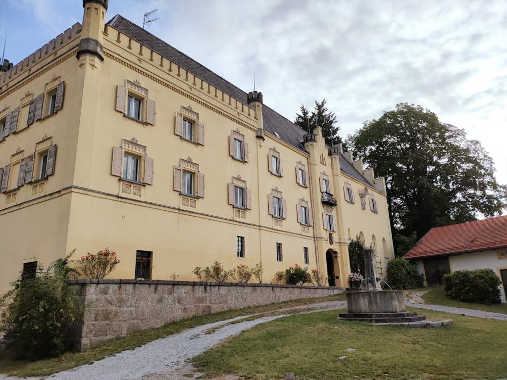 Schloss Karlstein: A Neo-Gothic Palace in Germany 1 Schloss Karlstein