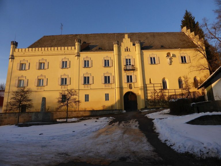 Schloss Karlstein: A Neo-Gothic Palace in Germany