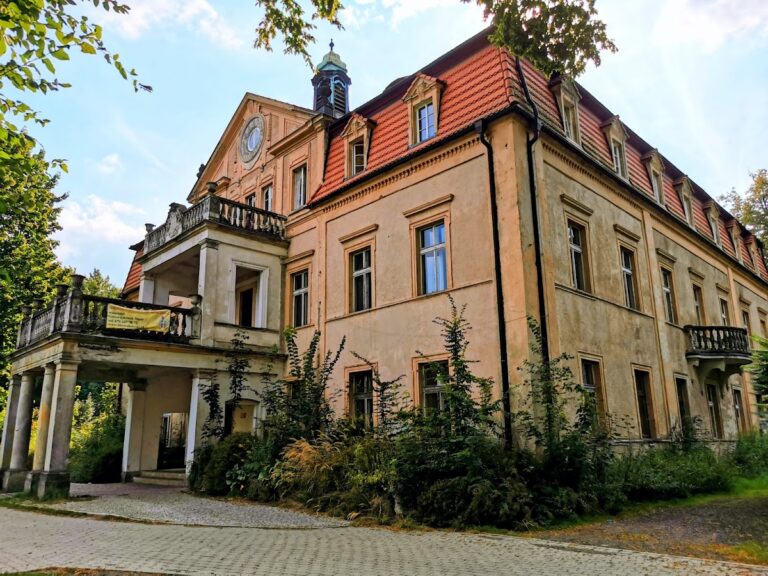 Niwnice Palace: A Noble Estate Residence and School in Poland
