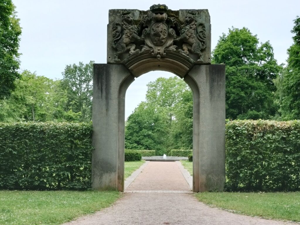 Palais Rosenhöhe: An Aristocratic Residence and Photography Center in Darmstadt 1 Palais Rosenhöhe
