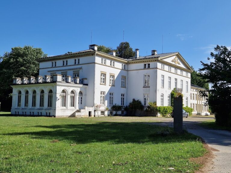 Herrenhaus Waterneverstorf: A Historic Manor House in Schleswig-Holstein