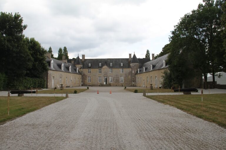 Château de Plain-Marais: Fortified château guarding the Douve in Normandy