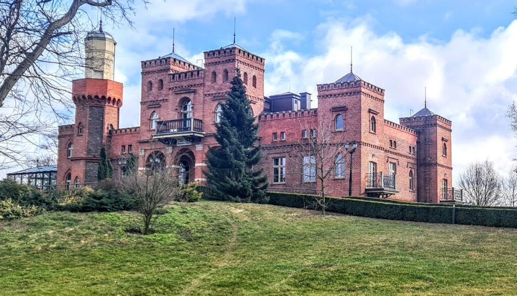 Niemojowski Palace in Śliwniki: A Neo-Gothic Aristocratic Residence 1 Pałac Niemojowskich w Śliwnikach