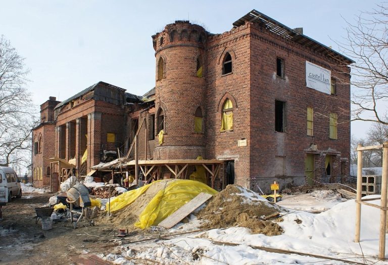 Niemojowski Palace in Śliwniki: A Neo-Gothic Aristocratic Residence