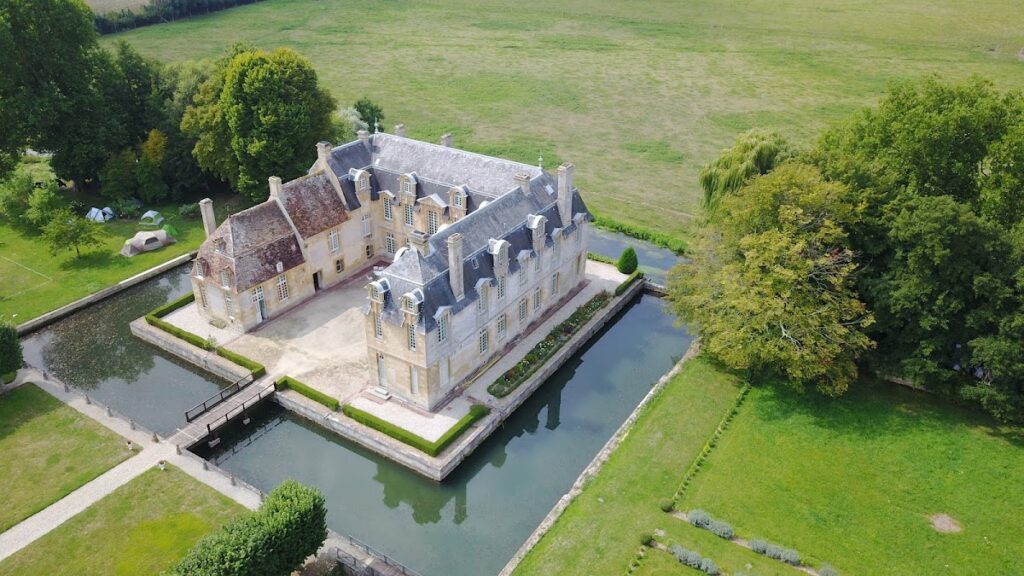 Château de Carel: A Historic Estate in Saint-Pierre-en-Auge 1 Château de Carel