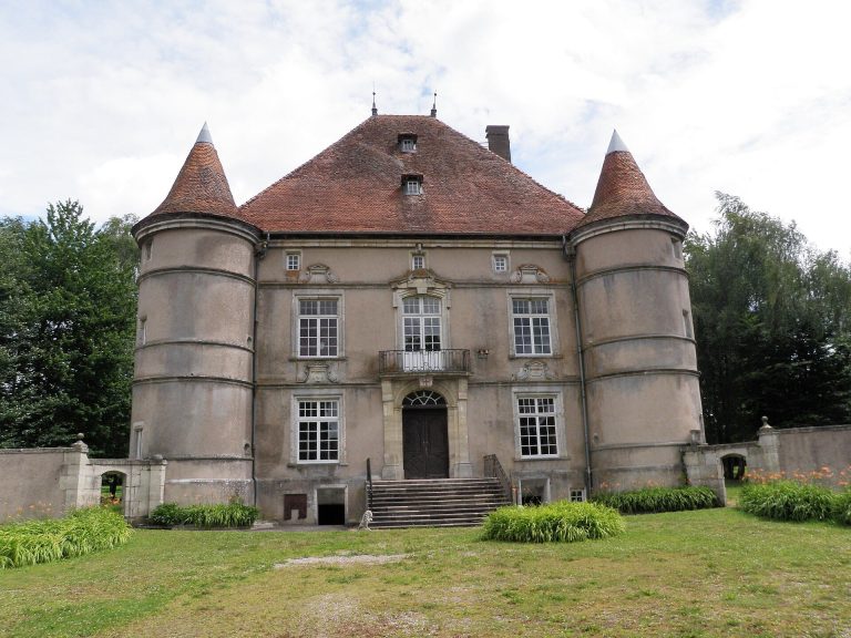 Château de Sandaucourt: A Fortified Renaissance Residence in France