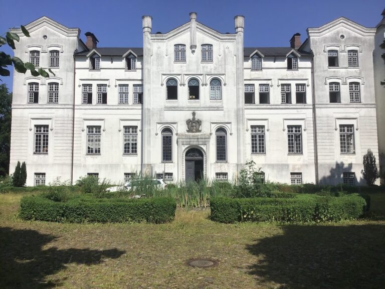 Schloss Heiligenstedten: A Former Noble Estate and Manor House in Germany