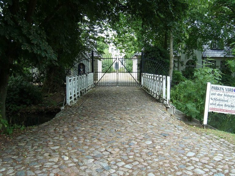 Schloss Heiligenstedten: A Former Noble Estate and Manor House in Germany