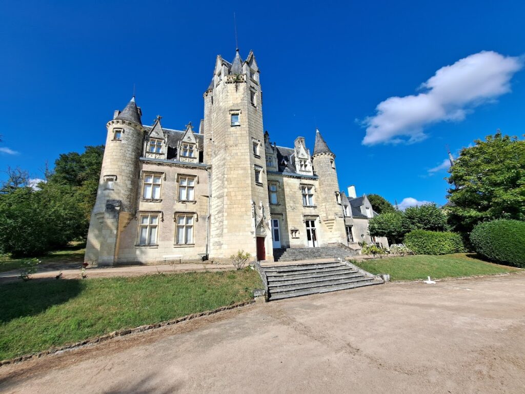 Château de Coulaine: A Historic Estate in Beaumont-en-Véron 1 château de Coulaine