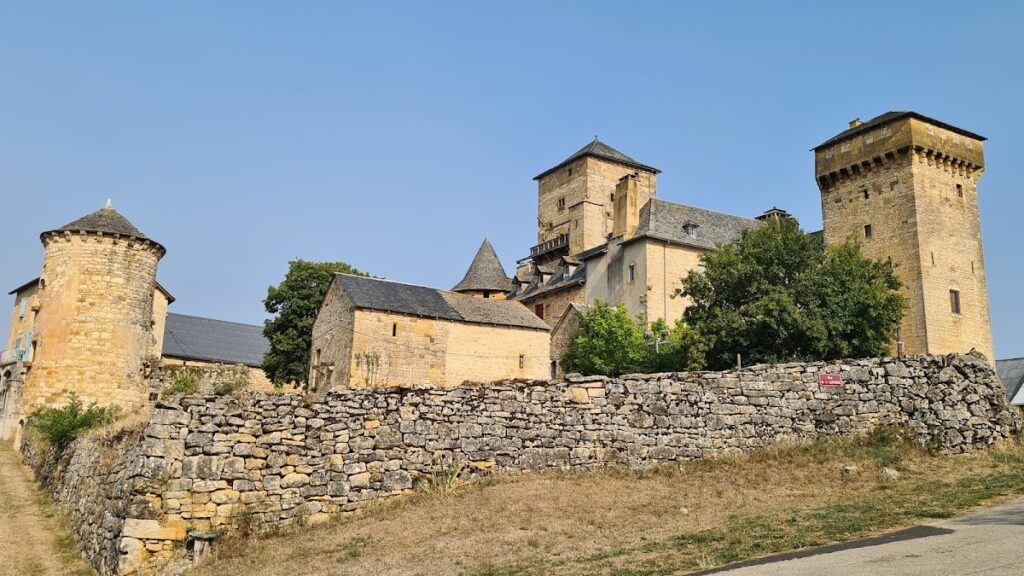 Château de Galinières: A Fortified Agricultural Grange in France 1 Château de Galinières