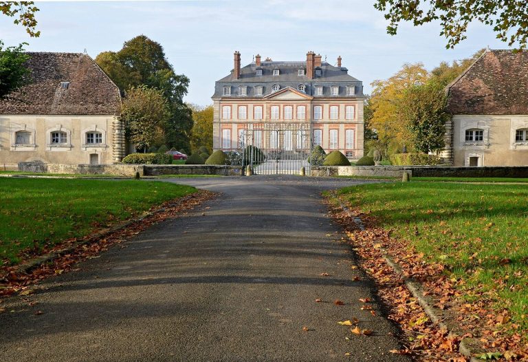 Château de Noyen: A French Estate and Former Royal Stud Farm