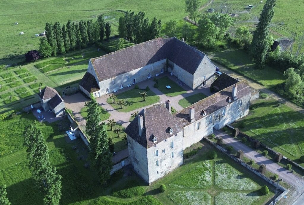 Château de Vesvres: A Fortified Manor House in France 1 château de Vesvres