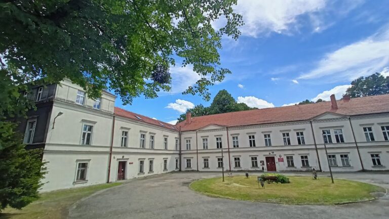 Karłuszowiec Palace Complex in Tarnowskie Góry: An Aristocratic Estate and Administrative Residence