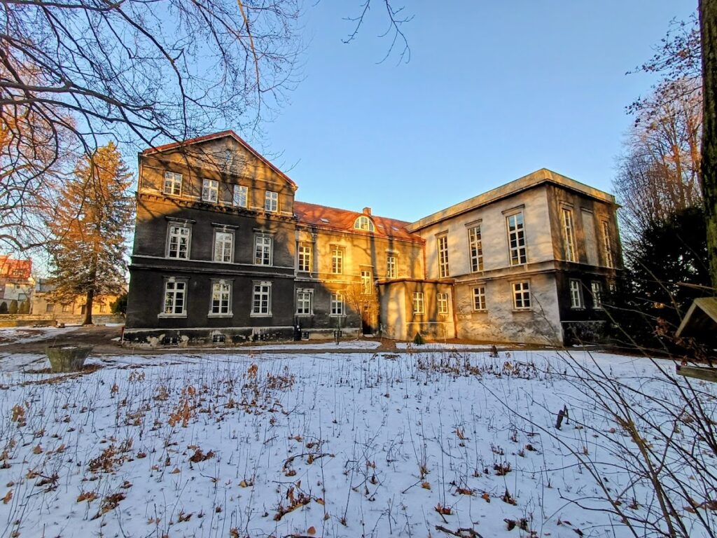 Karłuszowiec Palace Complex in Tarnowskie Góry: An Aristocratic Estate and Administrative Residence 2 Karłuszowiec Palace Complex in Tarnowskie Góry