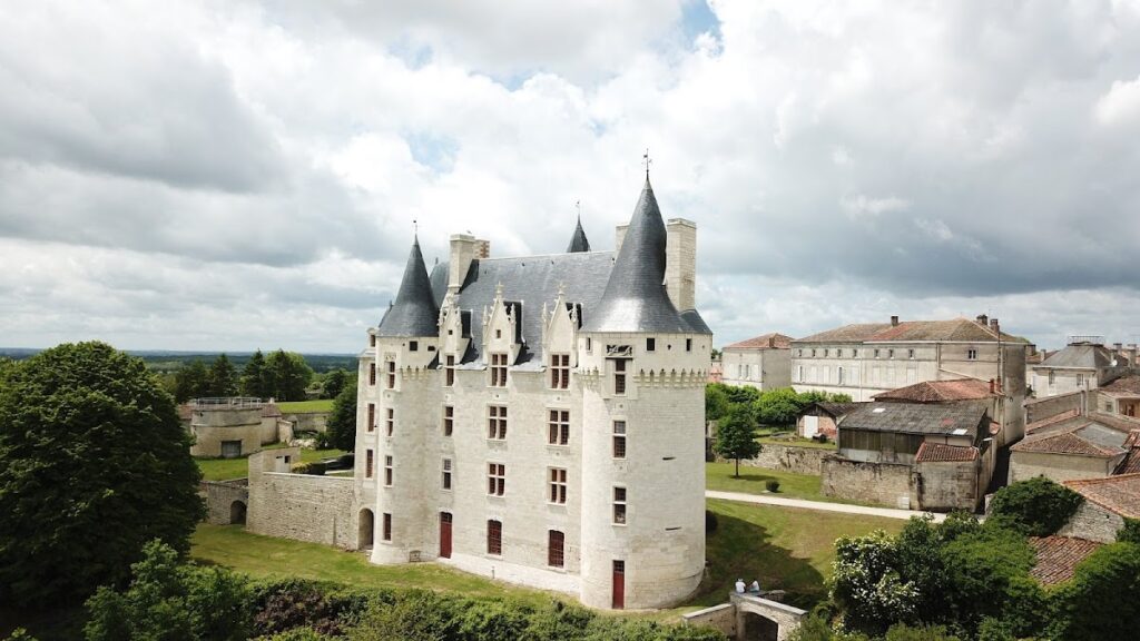 Château de Neuvicq: A Country Château and Town Hall in France 1 Château de Neuvicq