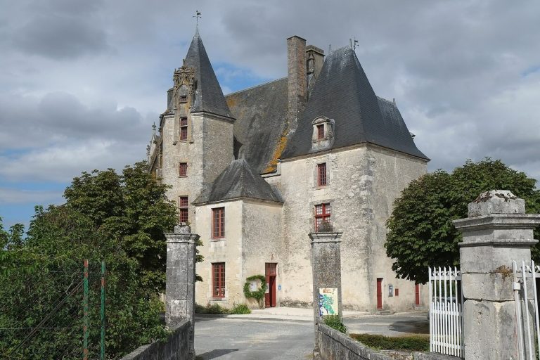 Château de Neuvicq: A Country Château and Town Hall in France