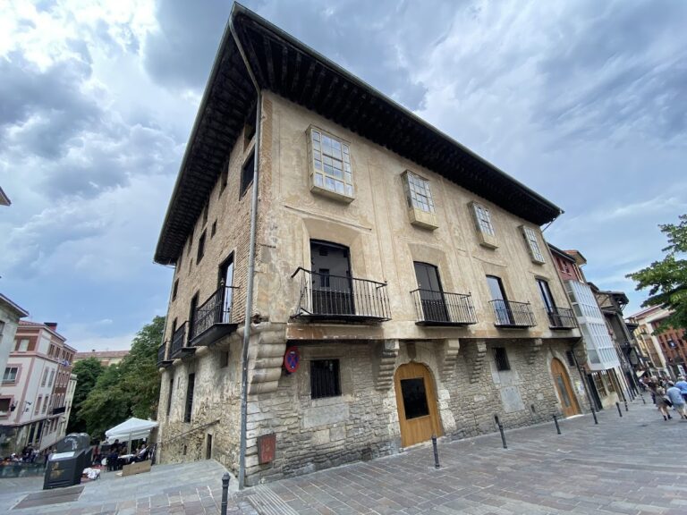 Palacio de los Maturana Verástegui: A Noble Renaissance Residence in Vitoria-Gasteiz