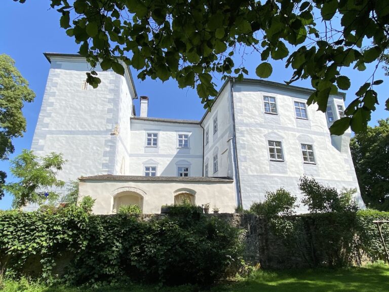 Schloss Hofstetten: A Medieval Ministerial Seat and Baroque Hunting Lodge