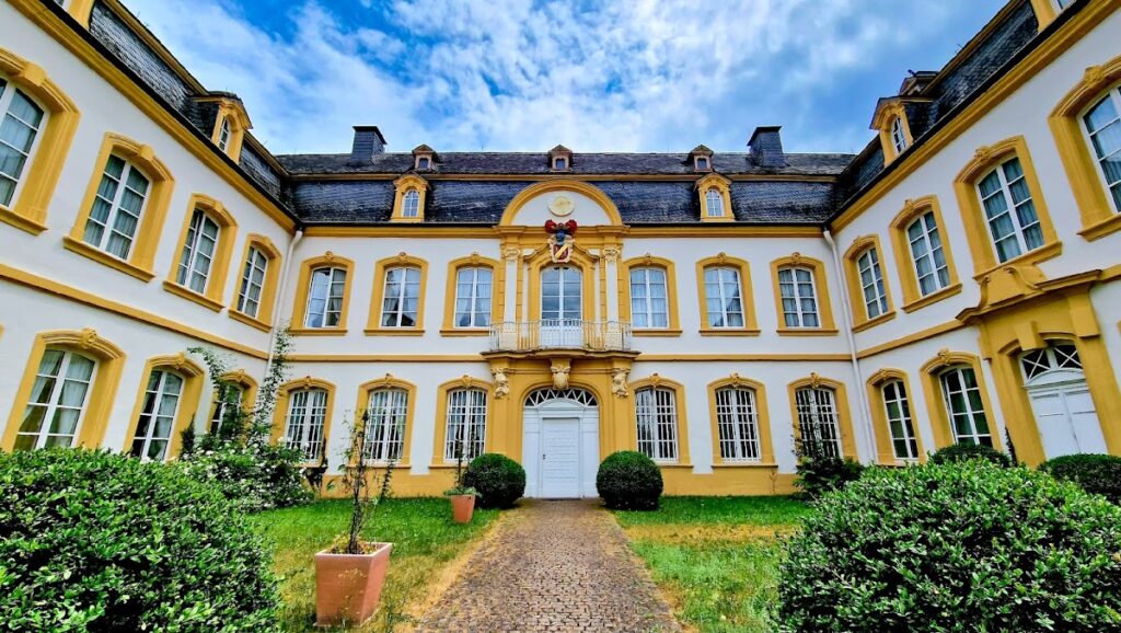 Quinter Schloss: A Baroque Palace and Ironworks Residence in Trier 1 Quinter Schloss