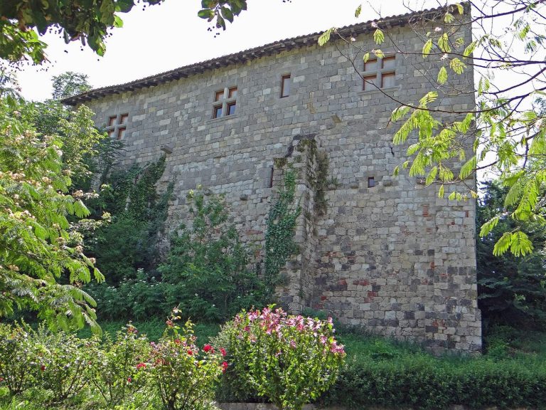 Château de Clermont-Dessous: A Medieval Castle Above the Garonne