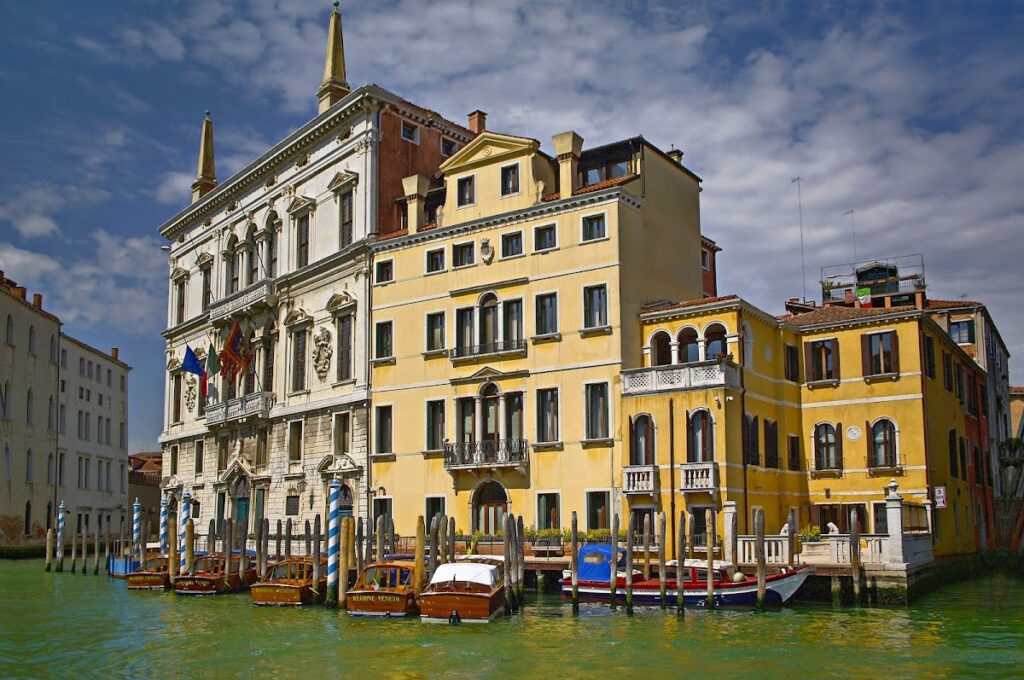 Palazzo Balbi: A Venetian Patrician Palace and Seat of Regional Government 1 Palazzo Balbi