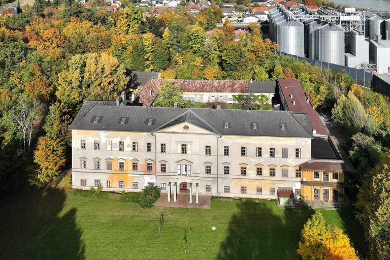 Schloss Aschach an der Donau: A Renaissance Castle in Austria
