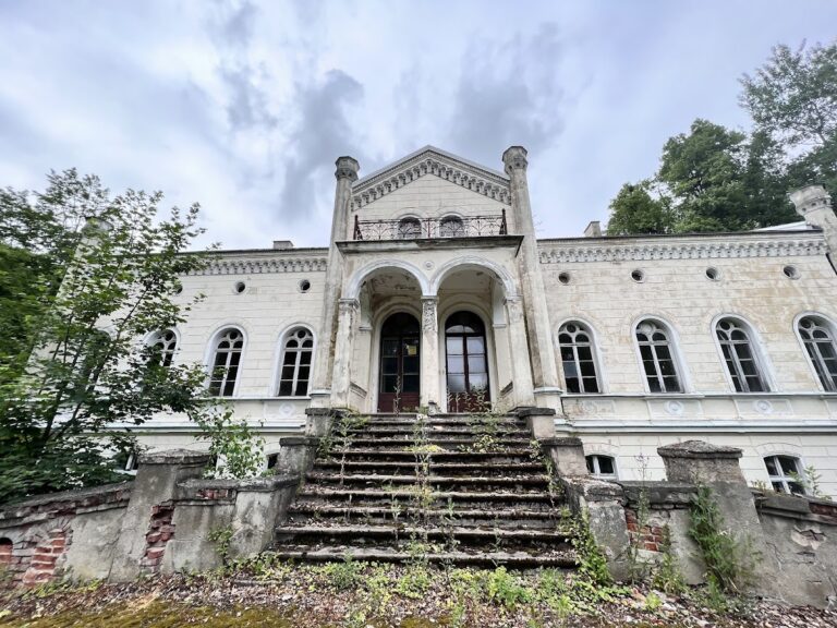 Palace in Rodele: An Eclectic Aristocratic Residence in Poland