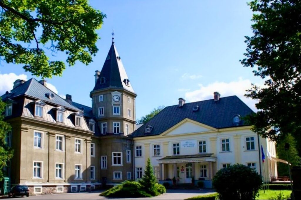 Warcino Palace: A Pomeranian Estate of the von Bismarck Family 1 Warcino Palace