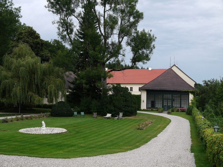 Schloss Wolfsegg: A Historic Palace in Austria