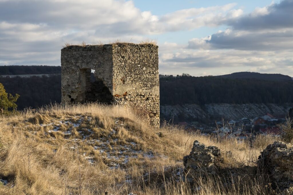 Vysichka Castle: A Fortified Residence in Ukraine 2 Vysichka Castle
