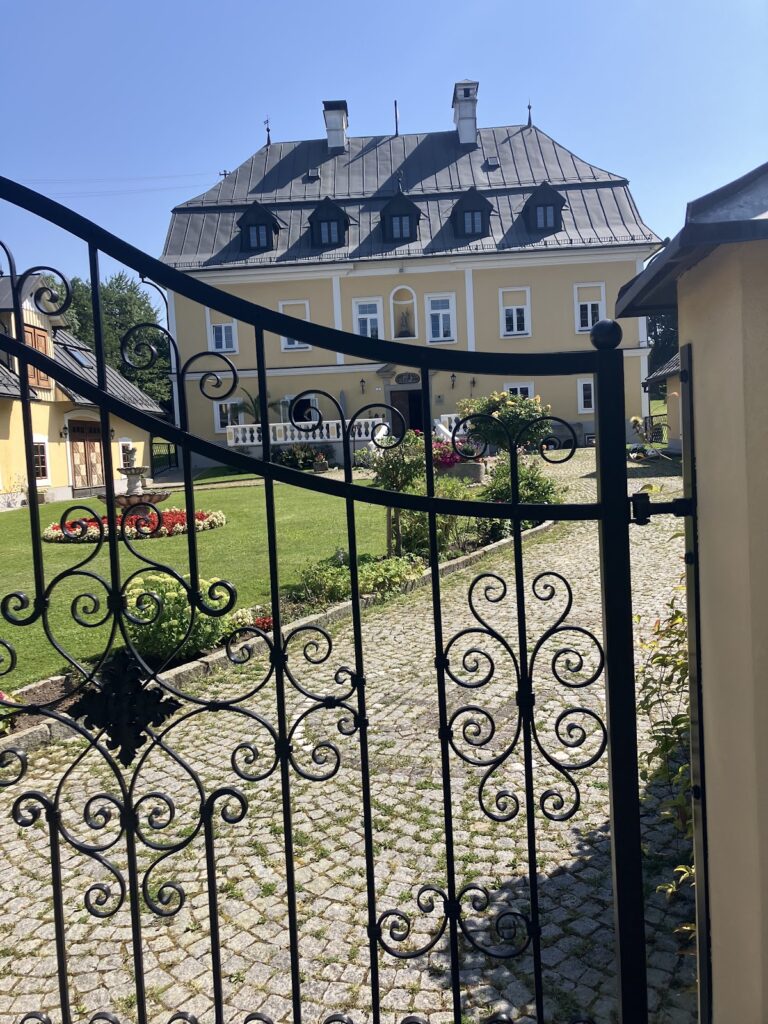 Etzelsdorf Castle: A Renaissance Manor in Austria