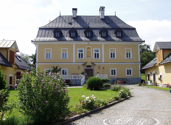 Etzelsdorf Castle: A Renaissance Manor in Austria