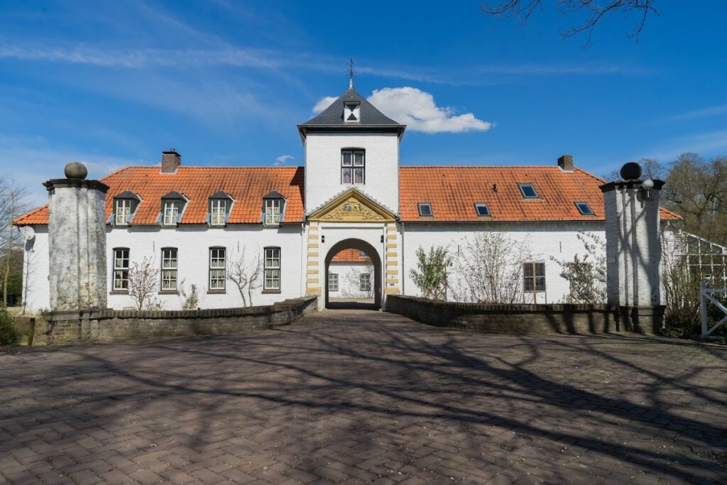 Nieuwenbroeck Castle: A Moated Manor House in the Netherlands 1 Nieuwenbroeck Castle