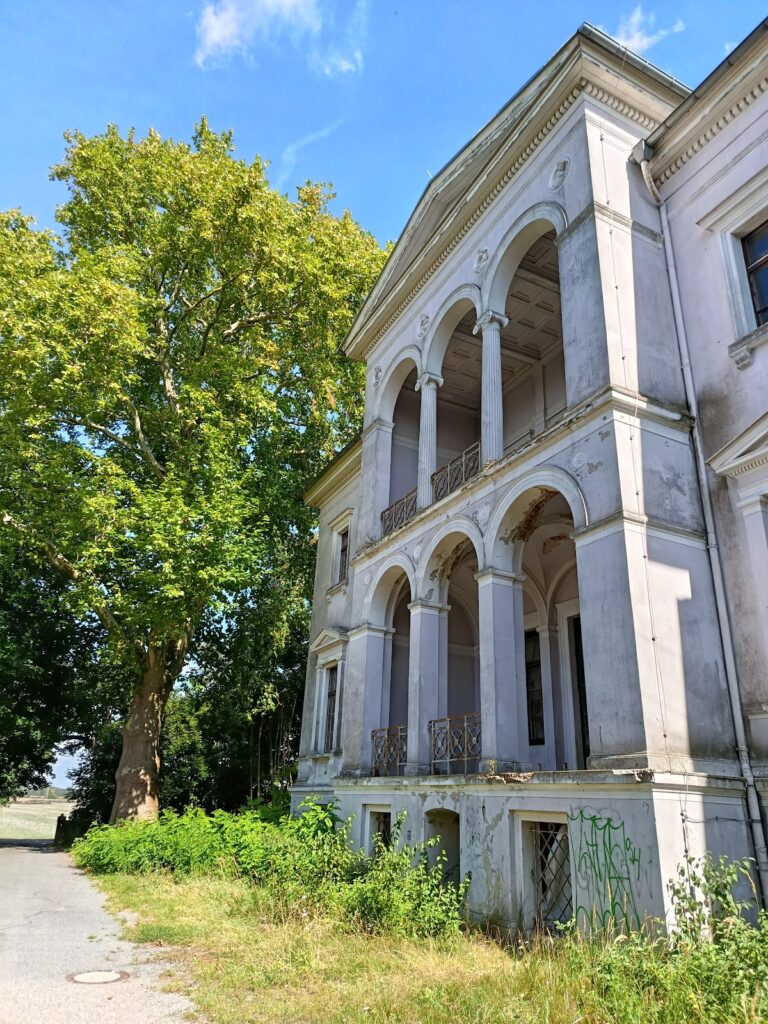Schloss Randau: A Historic Estate Castle in Magdeburg, Germany