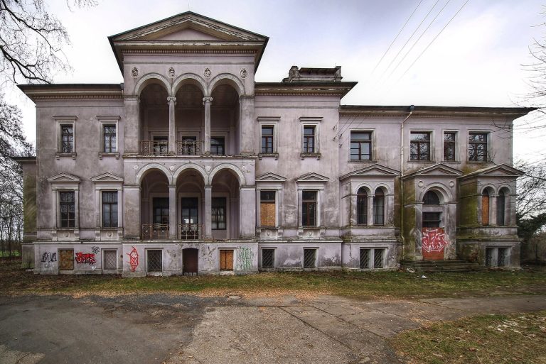 Schloss Randau: A Historic Estate Castle in Magdeburg, Germany
