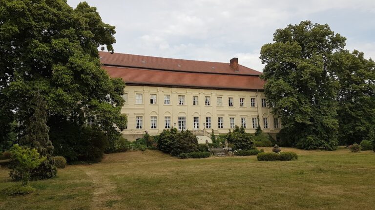 Schloss Dretzel: A Neoclassical Manor House in Germany