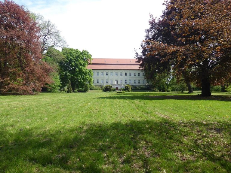 Schloss Dretzel: A Neoclassical Manor House in Germany