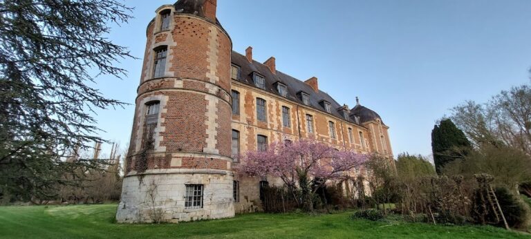 Fosseuse Château: A Historic Noble Estate in France