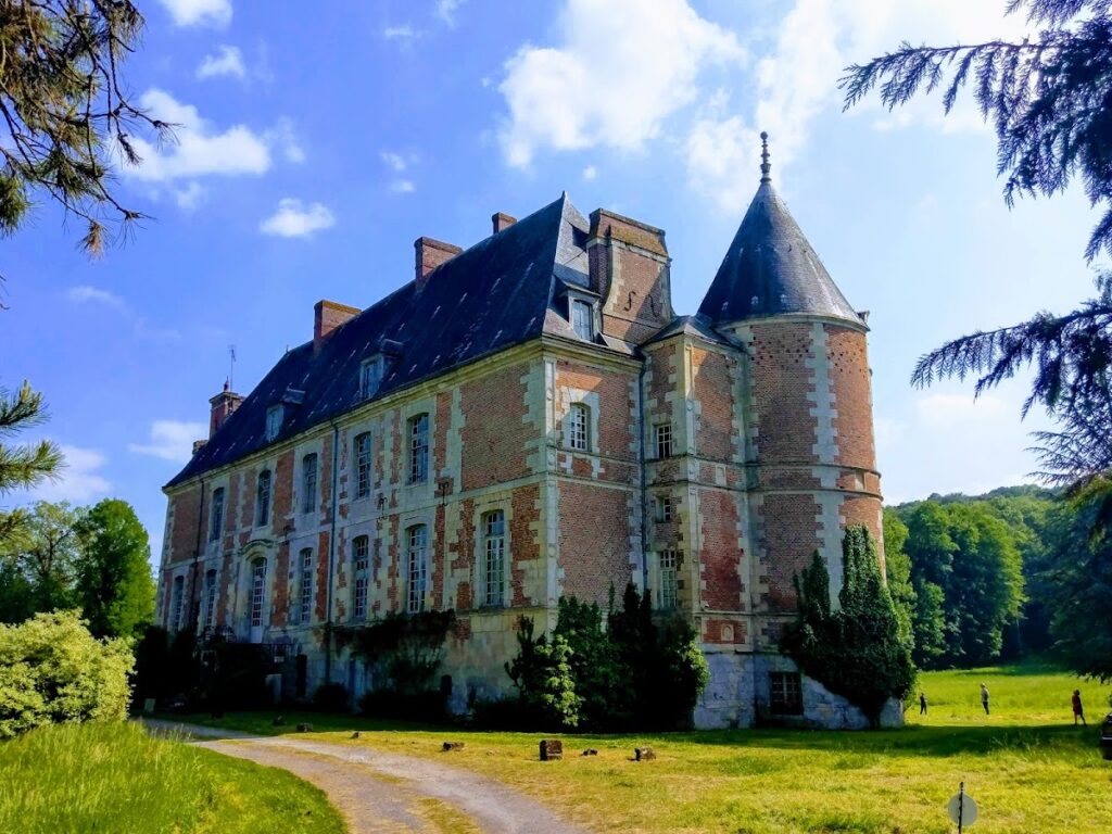 Fosseuse Château: A Historic Noble Estate in France 2 château de Fosseuse