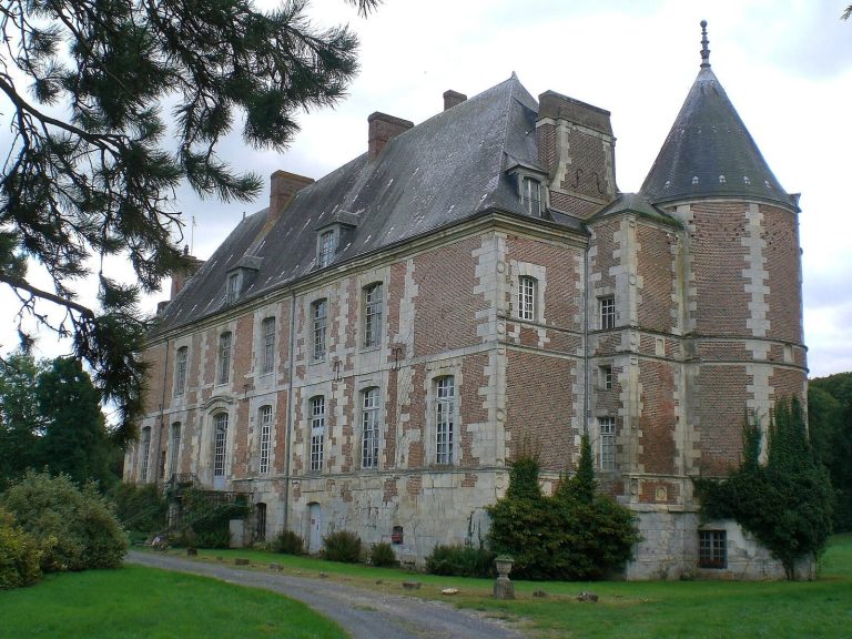 Fosseuse Château: A Historic Noble Estate in France