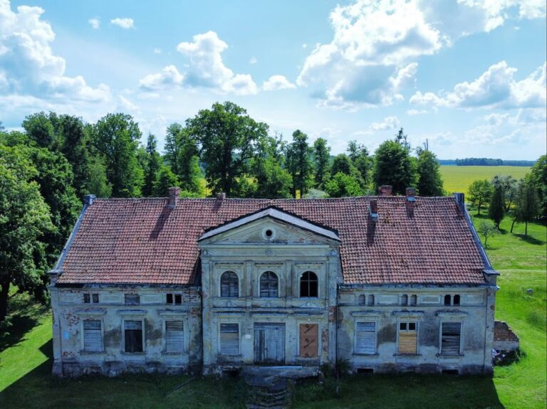 Manor in Glitajny: A Classical Estate Complex in Poland
