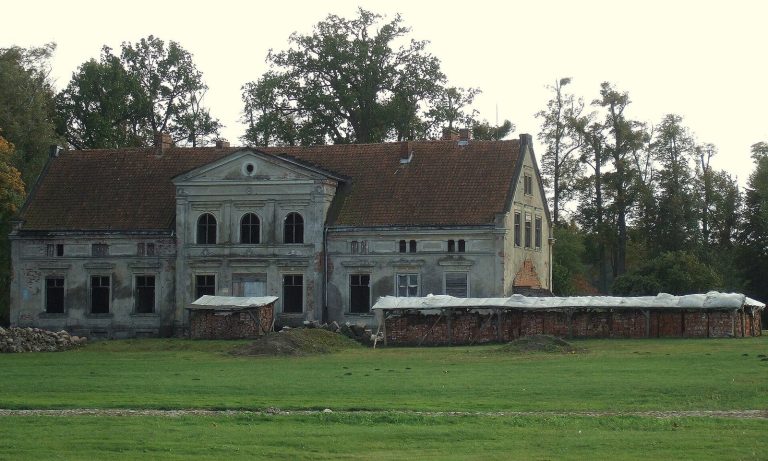 Manor in Glitajny: A Classical Estate Complex in Poland