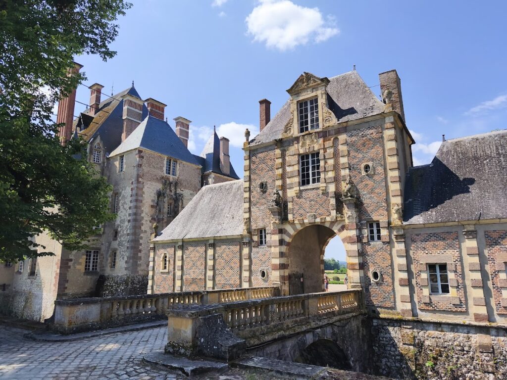 Château d’Avrilly: A Fifteenth-Century Fortified House in France 1 Château d'Avrilly
