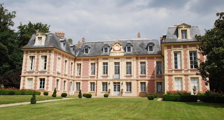 Château de Villiers-le-Bâcle: A Louis XIII-Style Residential Château in France