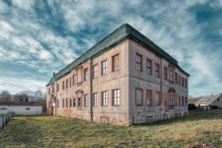 Halbes Schloss: A Baroque Manor House in Germany