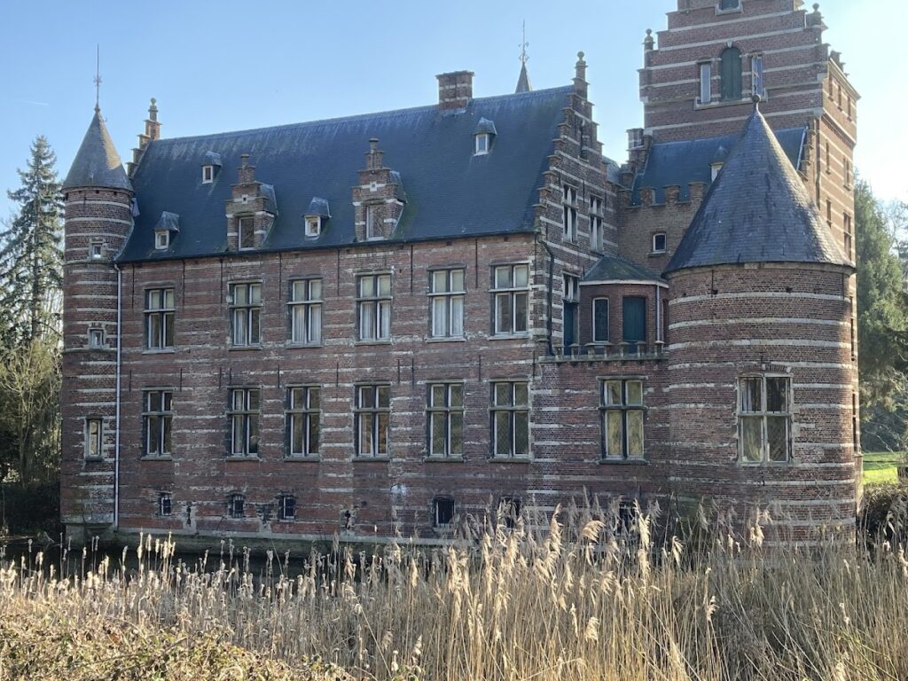 Kasteel Altena: A Water Castle Complex in Belgium 1 Kasteel Altena