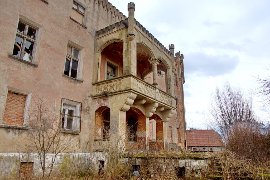 Górzyn Palace: A Gothic Revival Residence in Poland 2 Górzyn Palace