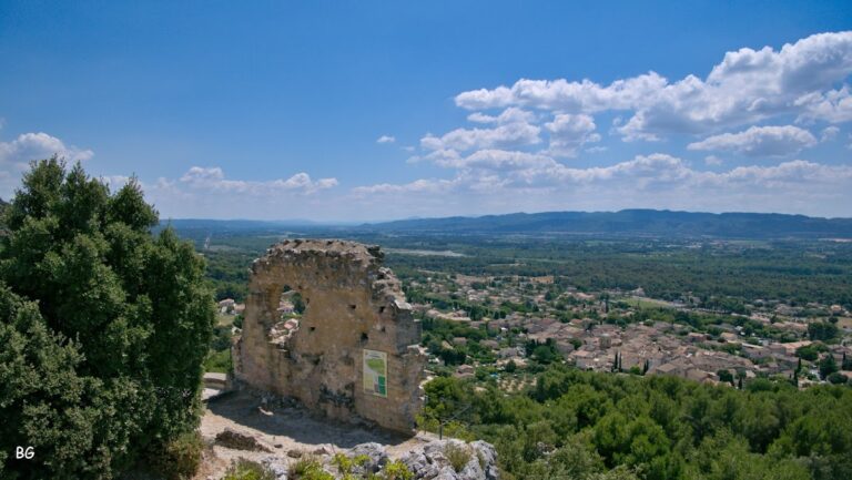 Vieux Château de Mérindol: Medieval Fortified Castle Ruins in France