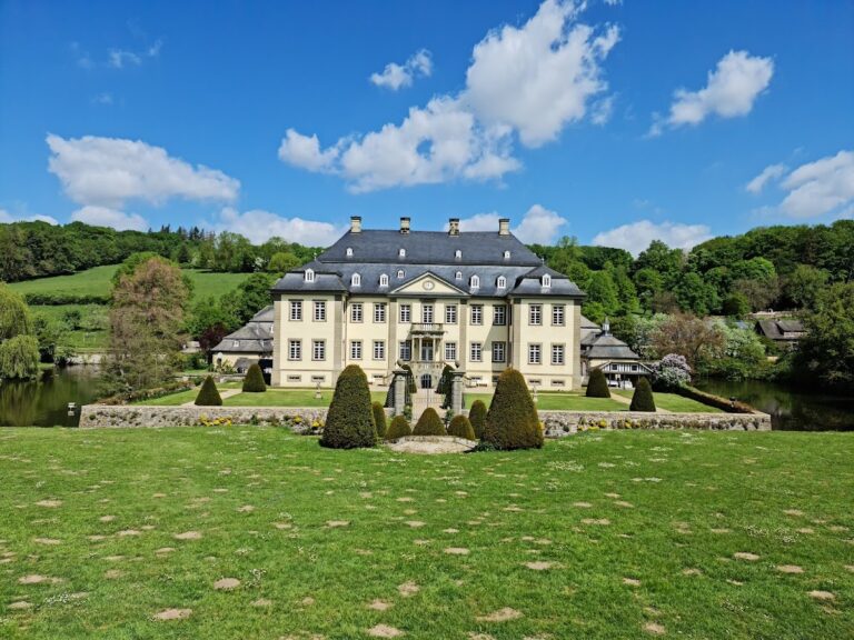 Schloss Körtlinghausen: A Baroque Moated Residence in Germany