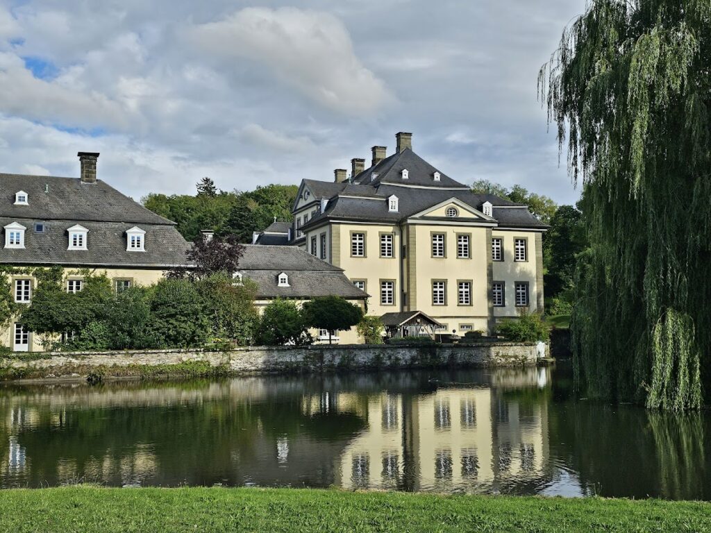 Schloss Körtlinghausen: A Baroque Moated Residence in Germany 2 Schloss Körtlinghausen